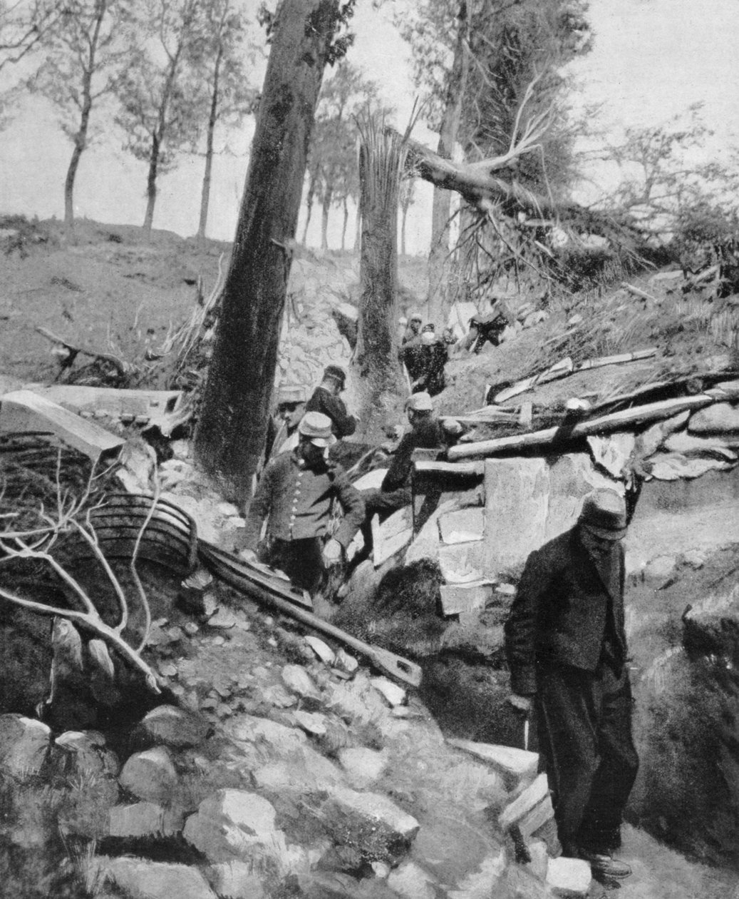 Francia katonák átmennek egy lövészárkon egy heves német bombázás után, I. világháború, 1915 alkotó: Unbekannt