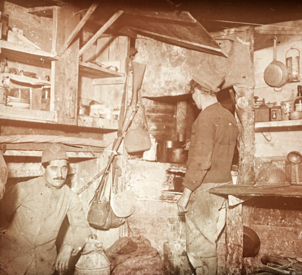 Francia katonák az elfogott német tisztek konyhájában, c1914-c1918 alkotó: Unbekannt