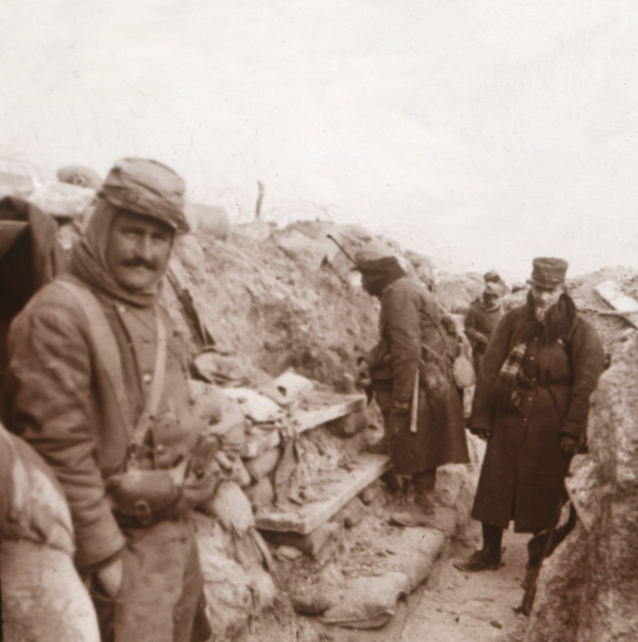 Francia katonák a lövészárokban, Perthes, Észak-Franciaország, c1914-c1918 alkotó: Unbekannt