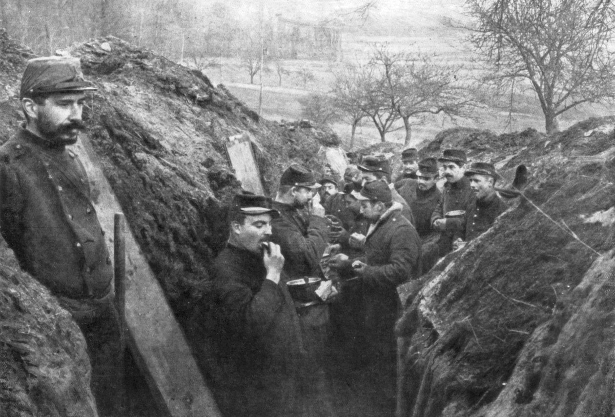 Francia katonák a lövészárokban eszik az adagjukat, Franciaország, 1915 alkotó: Unbekannt