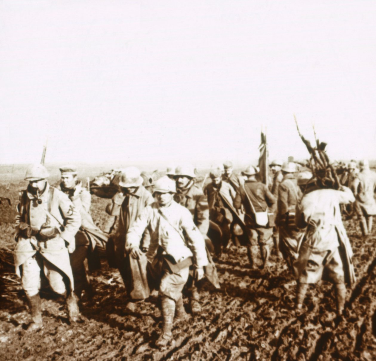 Francia katonák német foglyokkal, c1914-c1918 alkotó: Unbekannt