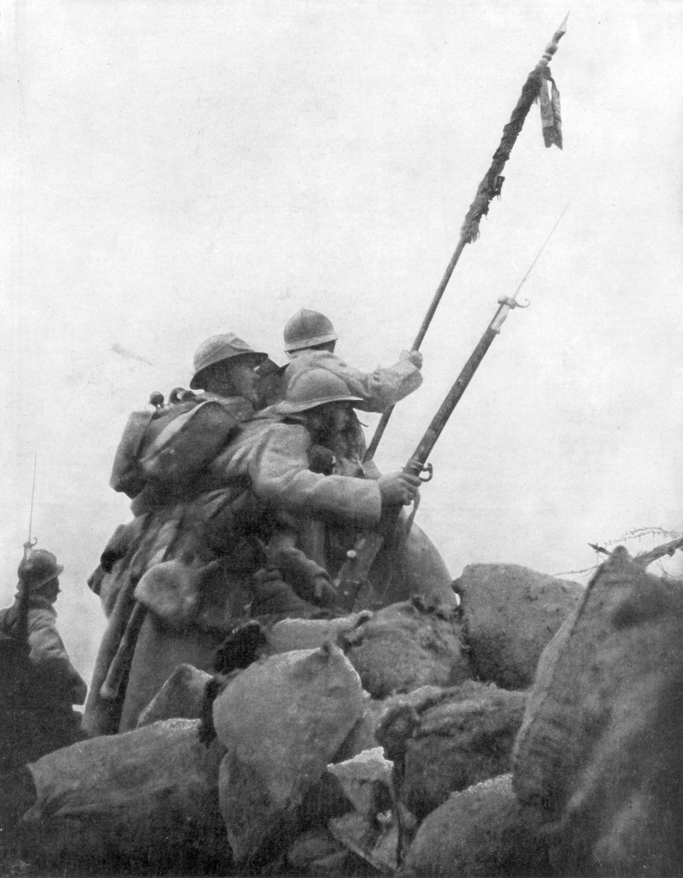 Francia csapatok ezredzászlójukkal, a 2. champagne-i csata, Franciaország, 1915. szeptember 25. alkotó: Unbekannt