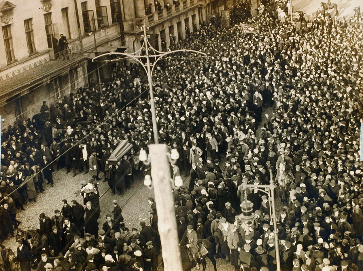 Valerij Brjuszov költő temetési menete, Moszkva, Szovjetunió, 1924. október 12. alkotó: Unbekannt