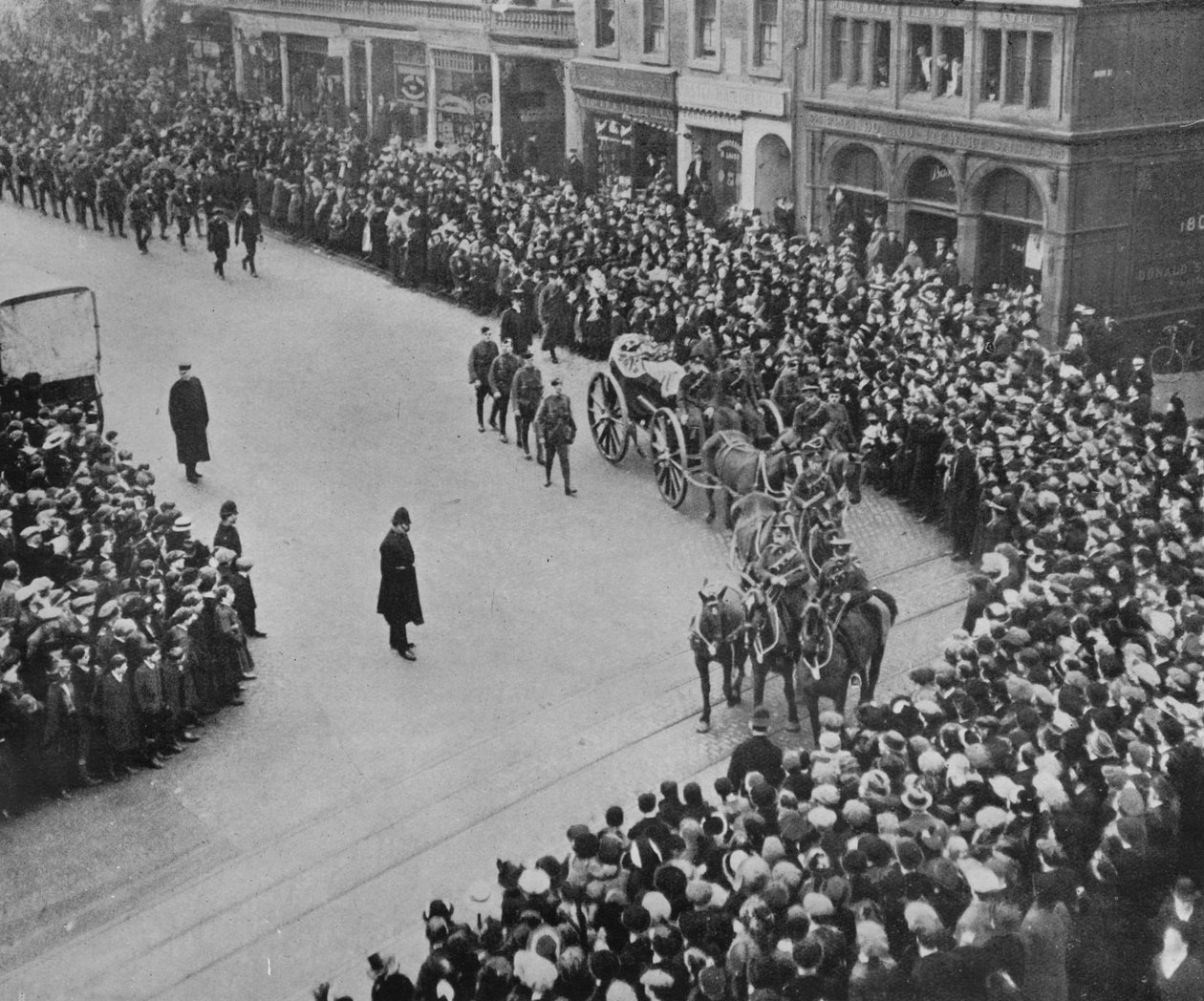 A Blucher kapitányának temetési menete teljes katonai kitüntetéssel, 1915. alkotó: Unbekannt
