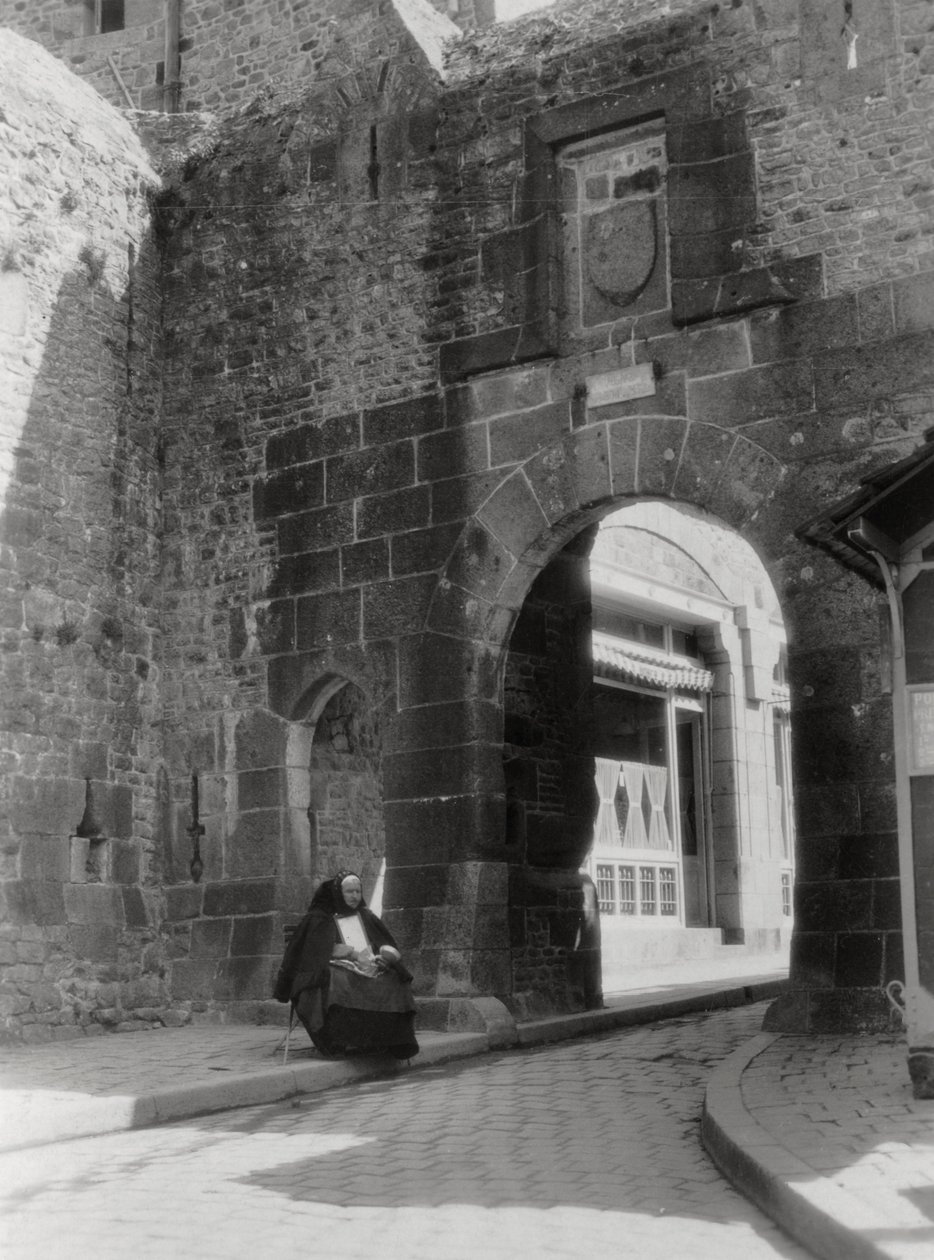Mont St Michel egyetlen utcájának átjárója és bejárata, Normandia, Franciaország, XX. század alkotó: Unbekannt