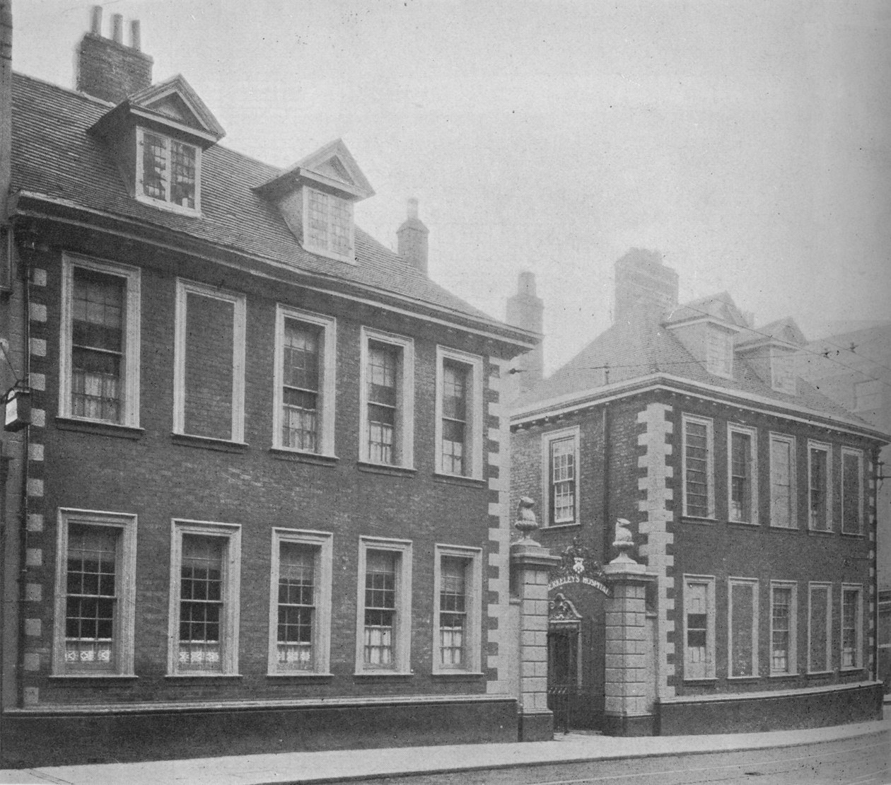 Gateway of Berkeleys Hospital, Worcester, Worcestershire, 1924. alkotó: Unbekannt