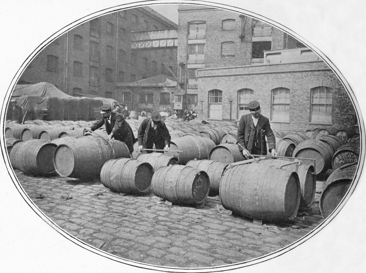 Boroshordók mérése a London Docksban, 1900 1901 alkotó: Unbekannt