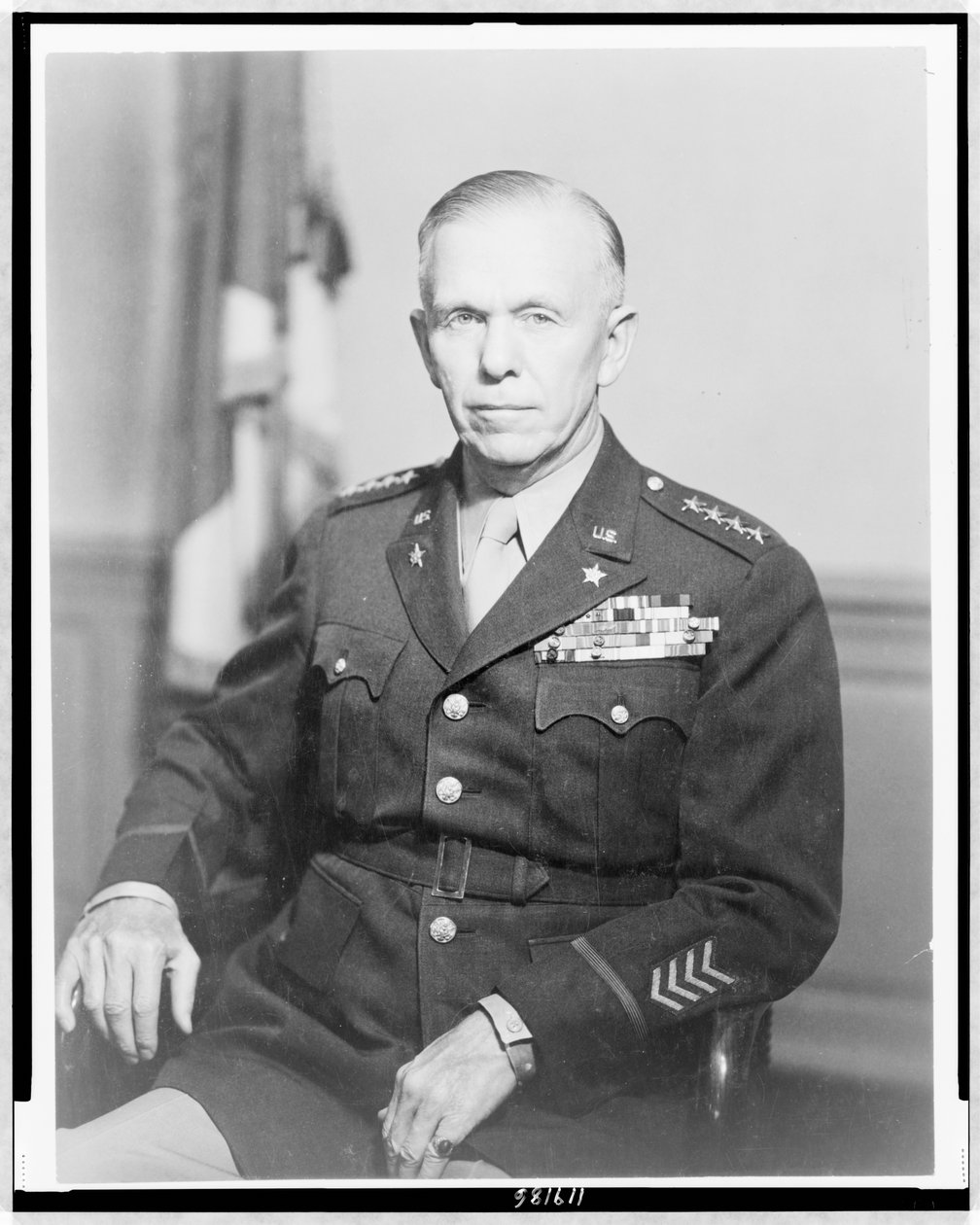 George Catlett Marshall tábornok, félalakos portré, ülve, kissé balra fordulva, egyenruhában, 1944 körül (f/w fotó) alkotó: Unbekannt