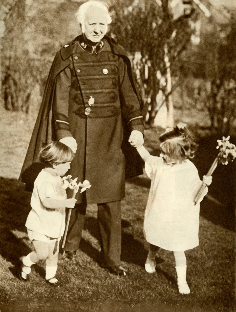 Bramwell Booth tábornok két unokájával, 1929, 1935. alkotó: Unbekannt