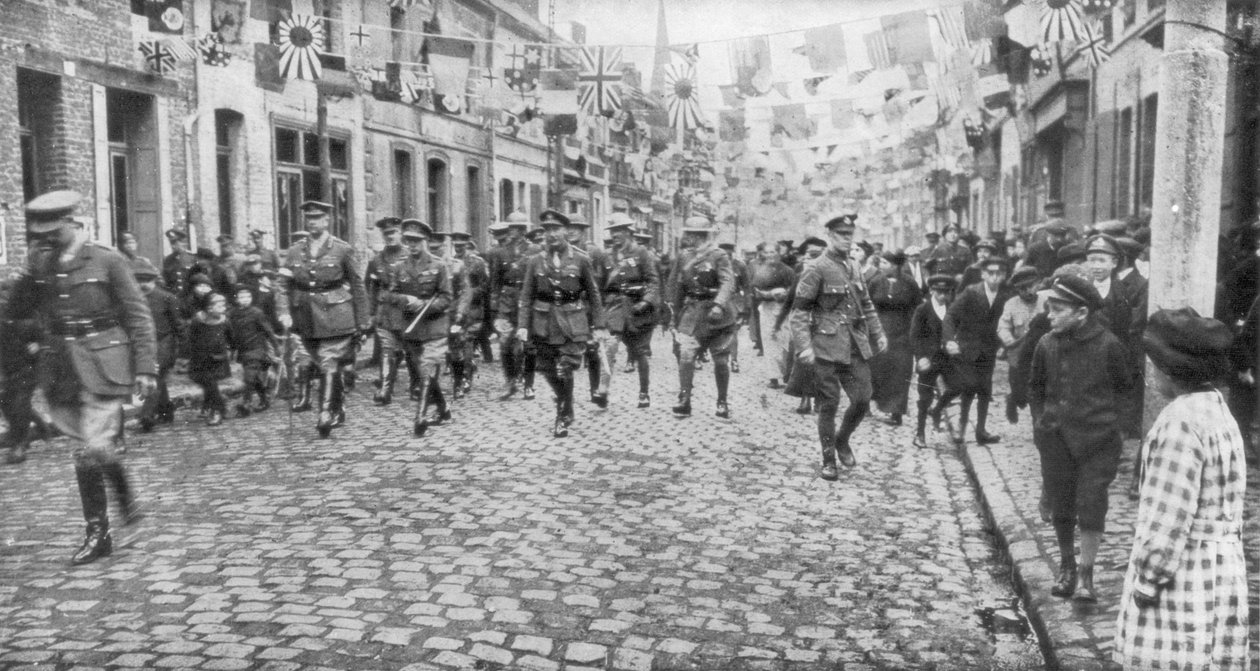 Currie tábornok és a kanadai csapatok egy felszabadult városban sétálnak, 1918. október 27 alkotó: Unbekannt