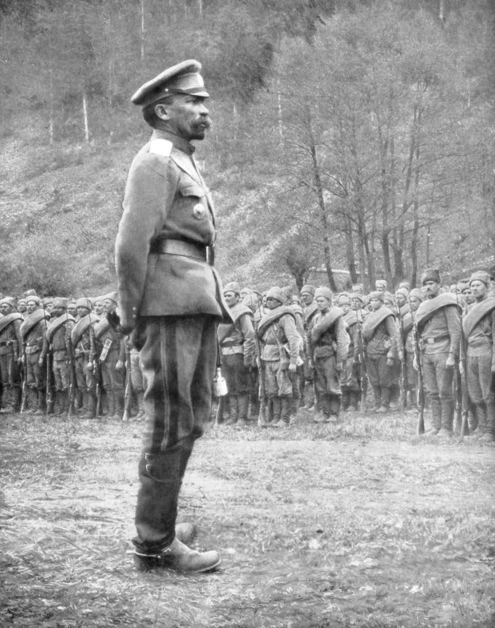 Kornyilov tábornok az orosz csapatokat ellenőrzi, 1917. július 1 alkotó: Unbekannt