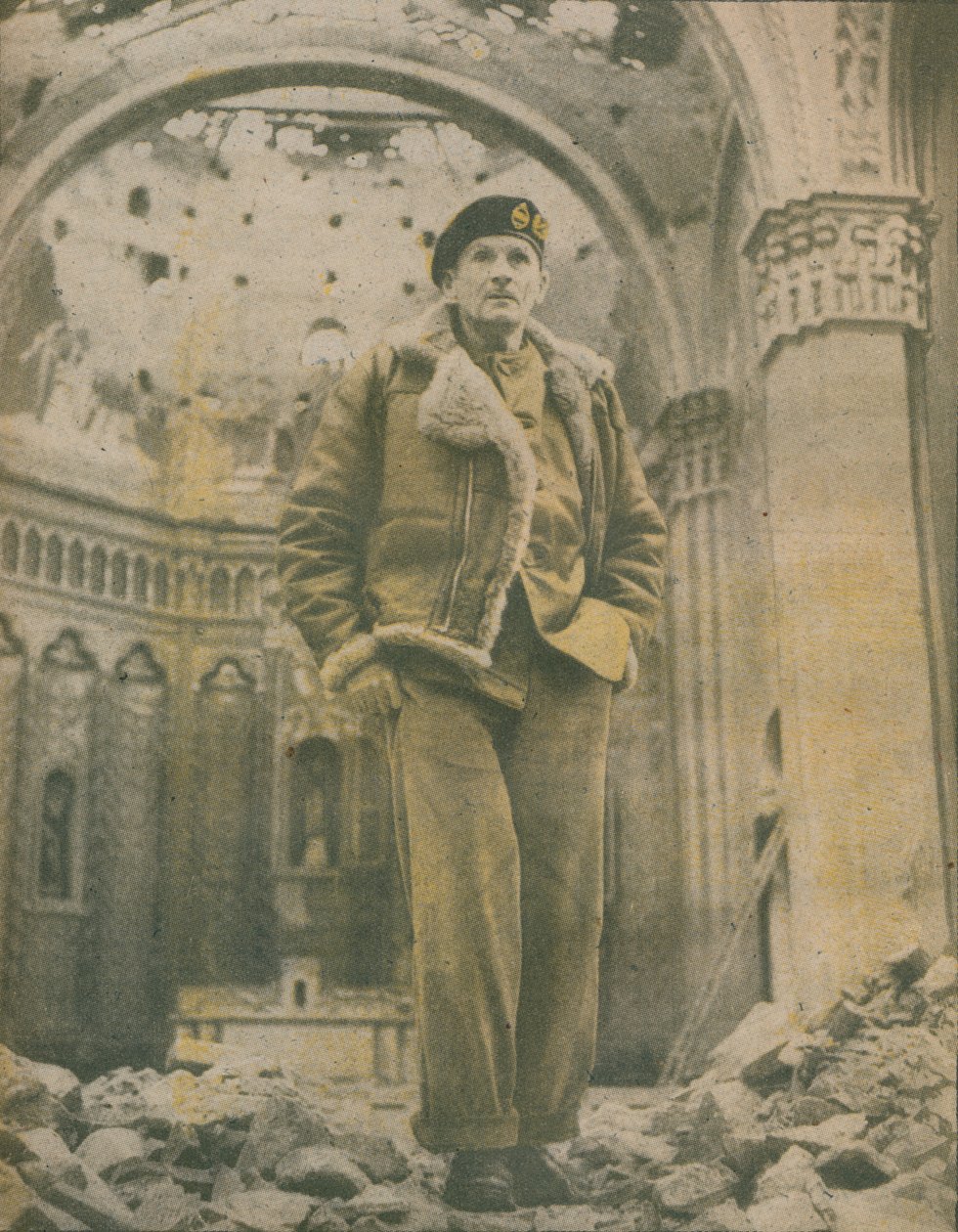 Sir Bernard Montgomery tábornok felméri Fossacesia kagylótépett romjait, 1944-1944 alkotó: Unbekannt