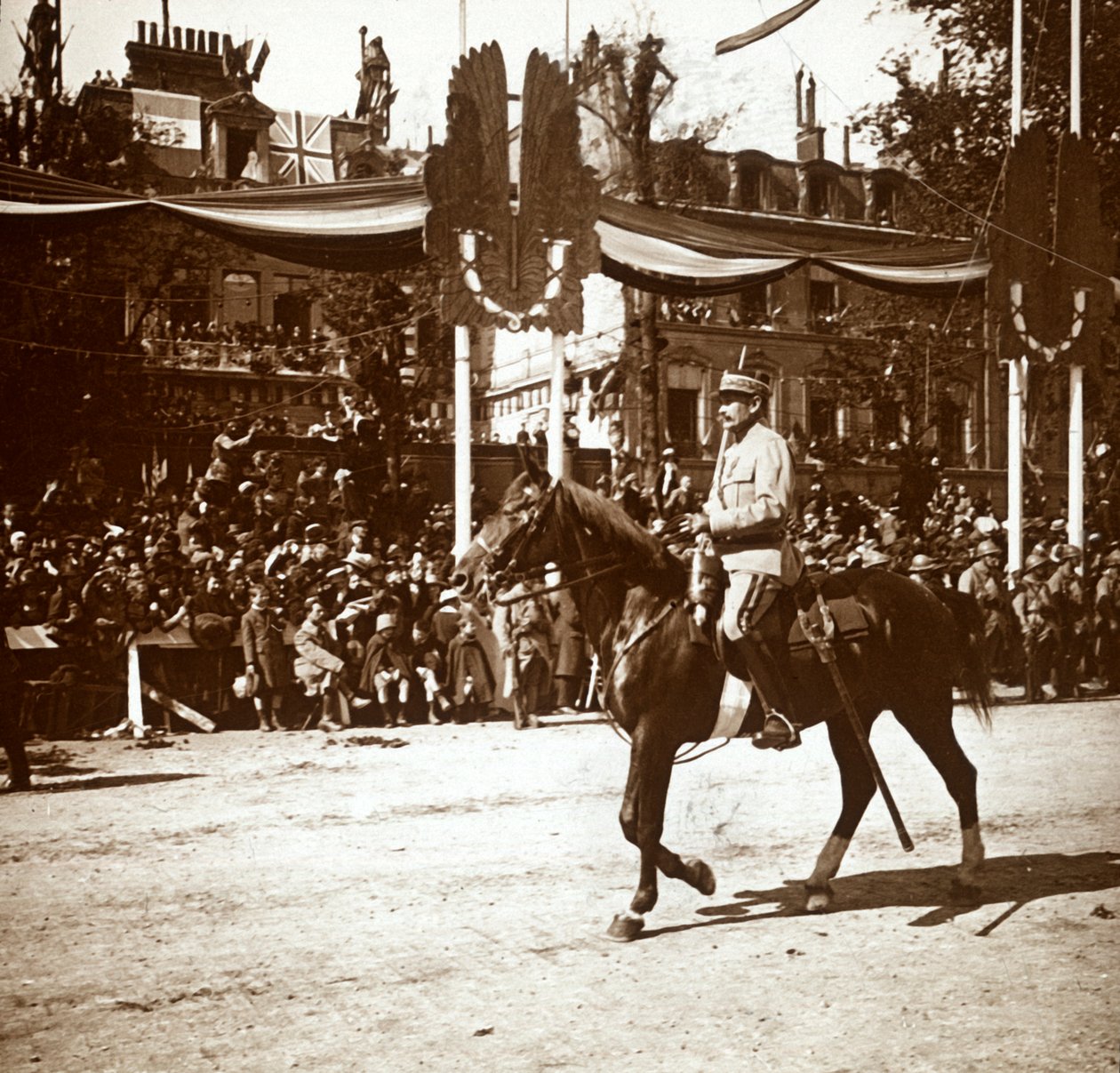 Toulorge tábornok a győzelmi parádén, Párizs, Franciaország, 1918-c1919 alkotó: Unbekannt
