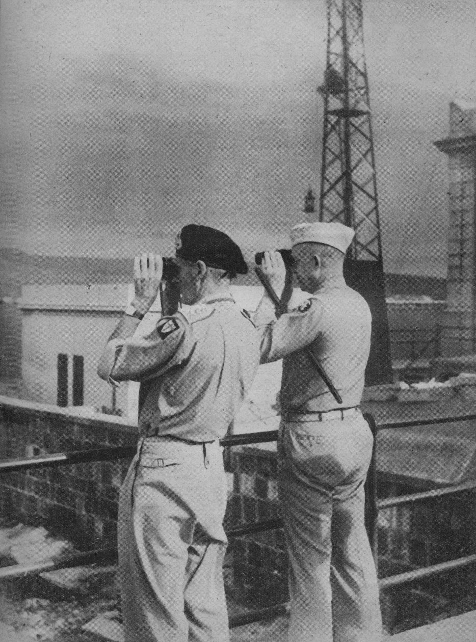 Montgomery és Eisenhower tábornokok kilátása egy erkélyről Messinában, az olasz szárazföldön, 1943-44 alkotó: Unbekannt