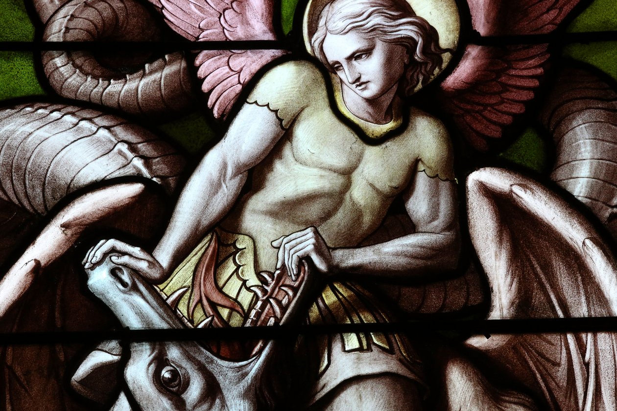 Genf, Genf, Svájc, 2015.05.07. - Genfi Notre-Dame-bazilika. Ólomüveg ablak. Angyal, aki sárkányként harcol a Sátánnal. alkotó: Unbekannt
