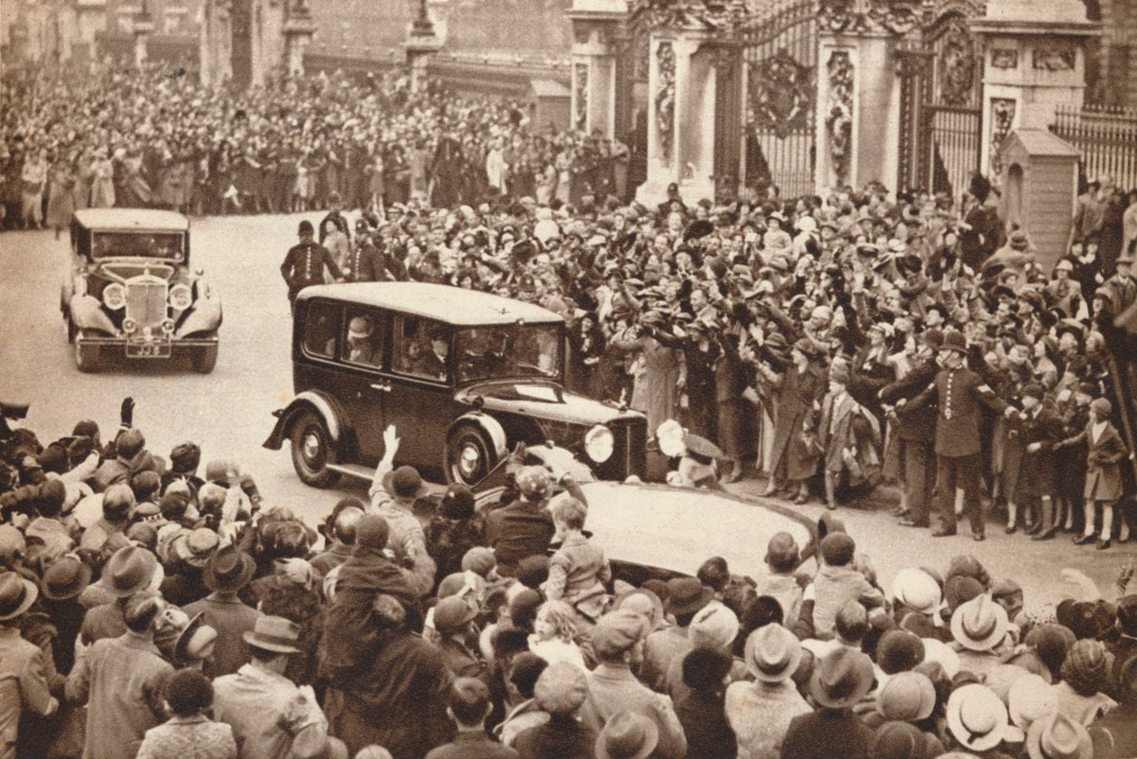 György és Erzsébet királynő elhagyja a Buckingham-palotát, hogy Windsorba nyaraljon, 1937-ben alkotó: Unbekannt