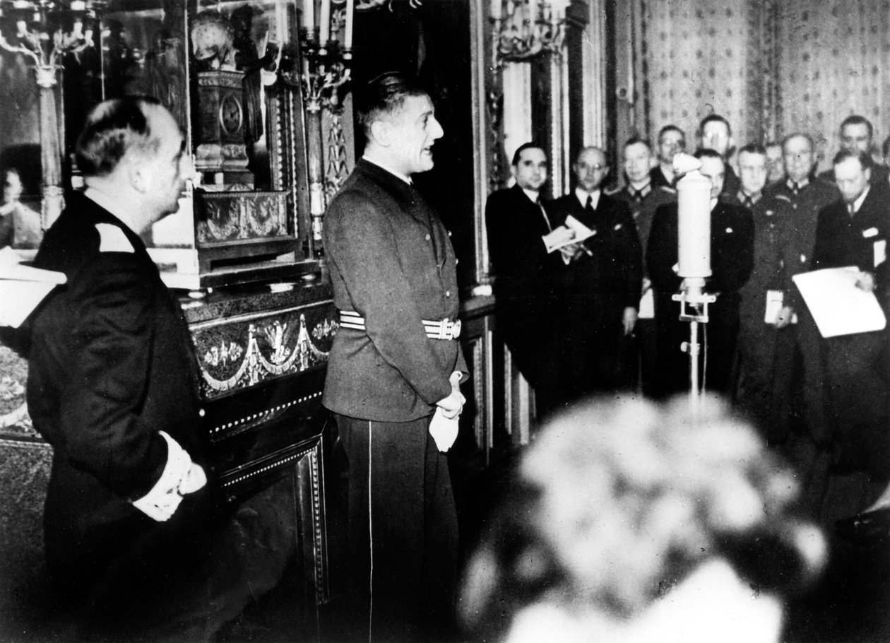 Otto Abetz, német vichy francia nagykövet sajtótájékoztatót tart 1940. december 15-én alkotó: Unbekannt
