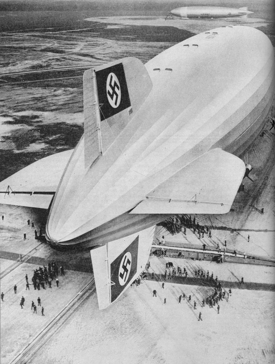 Német Zeppelin léghajó Hindenburg kikötve Lakehurstben, New Jerseyben, c1936 c1937 alkotó: Unbekannt