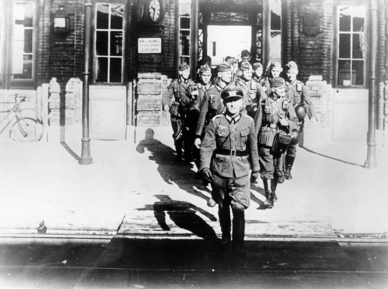 A német hadsereg tisztje a pályaudvar peronjára vezette századát, Párizs, 1940. augusztus alkotó: Unbekannt