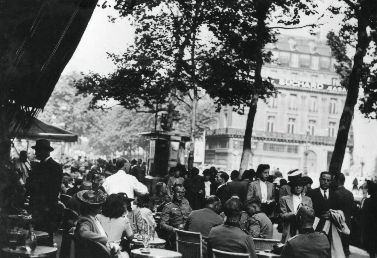 Német hadsereg tisztjei pihennek a Cafe de la Paix előtt, Párizsban, 1940. június alkotó: Unbekannt