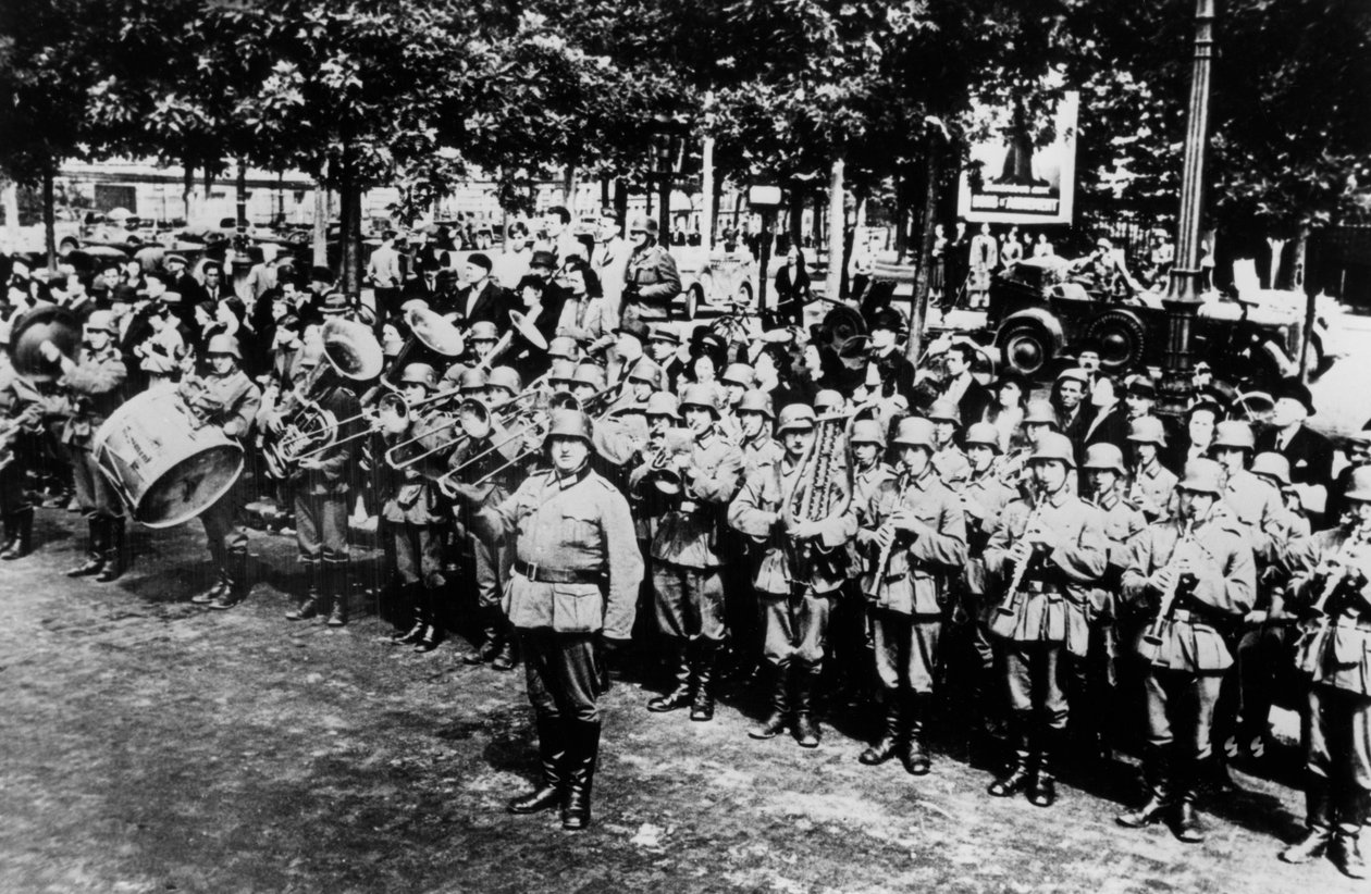 Német katonazenekar a párizsi Place de lEtoile parádén, 1940. június alkotó: Unbekannt