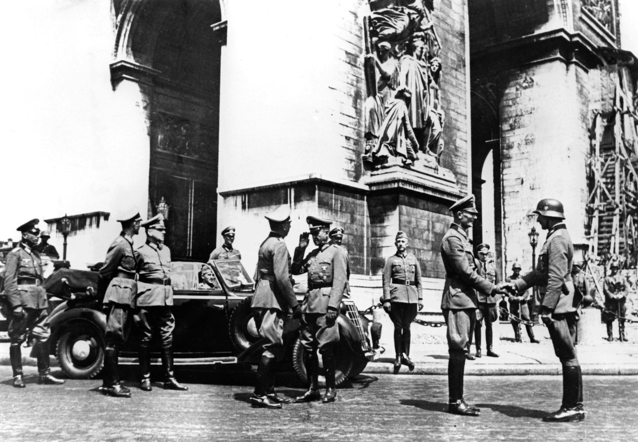 Német tisztek a Diadalívnél a győzelmi felvonulás alatt, Párizs, 1940. június alkotó: Unbekannt