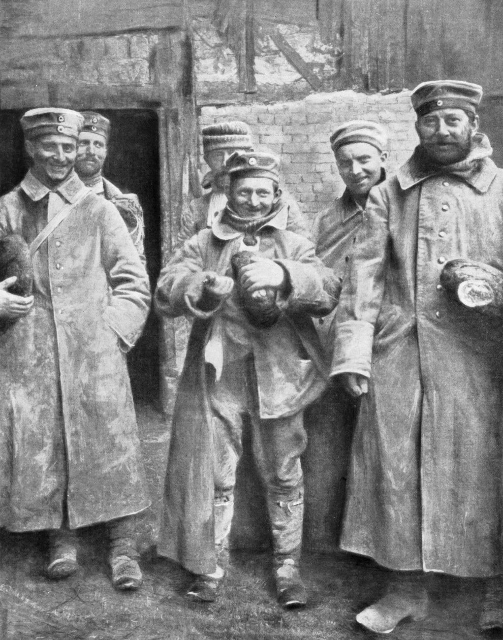 Német hadifoglyok kenyéradagjukkal, 1915 alkotó: Unbekannt