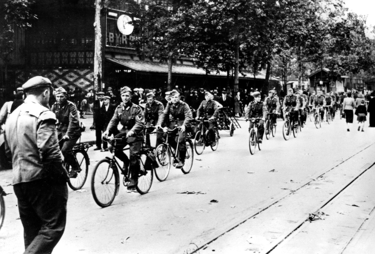 Német katona biciklizik Párizs utcáin, 1940. június alkotó: Unbekannt