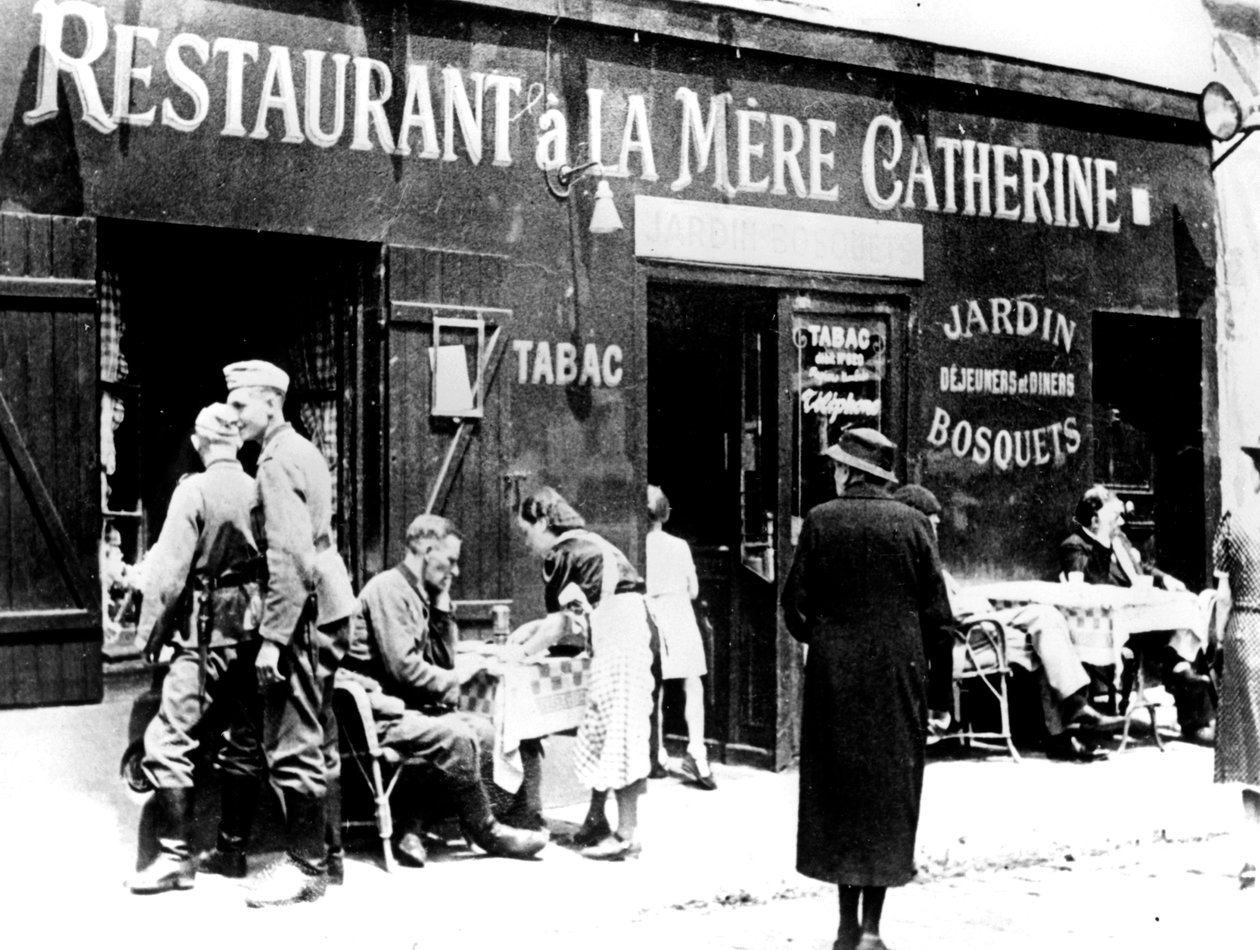 Német katonák egy étteremben, elfoglalták Párizst, 1940. június alkotó: Unbekannt