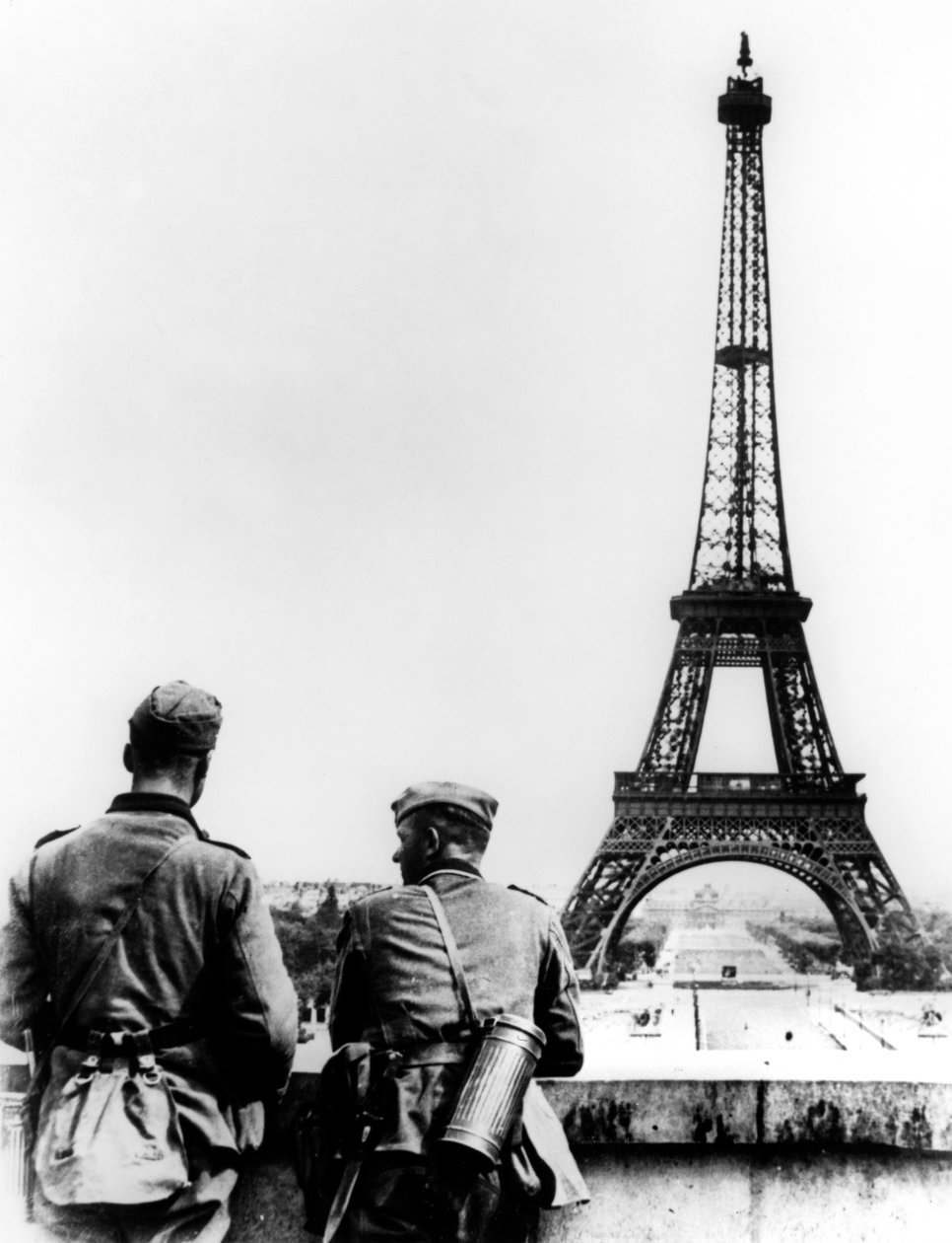 Német katonák a párizsi Eiffel-toronyban, 1940. június alkotó: Unbekannt
