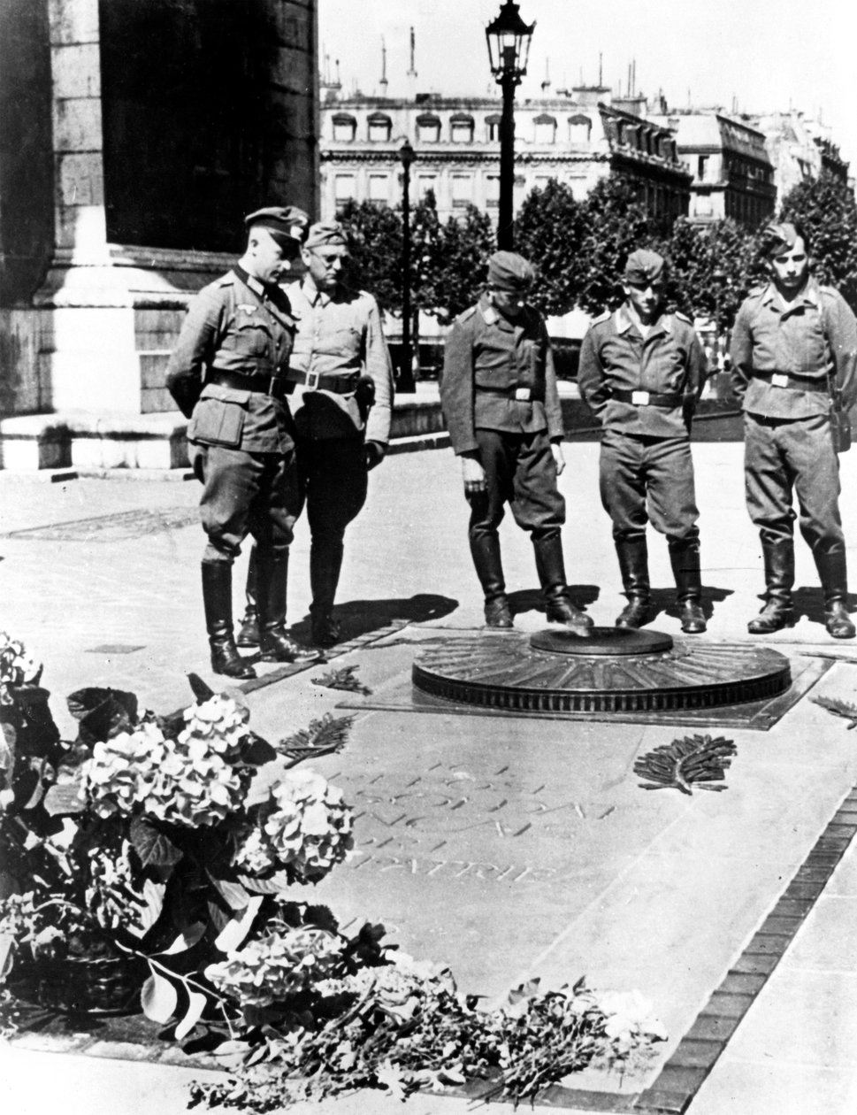 Német katonák az ismeretlen katona sírjánál a Diadalívnél, Párizs, 1940. december alkotó: Unbekannt