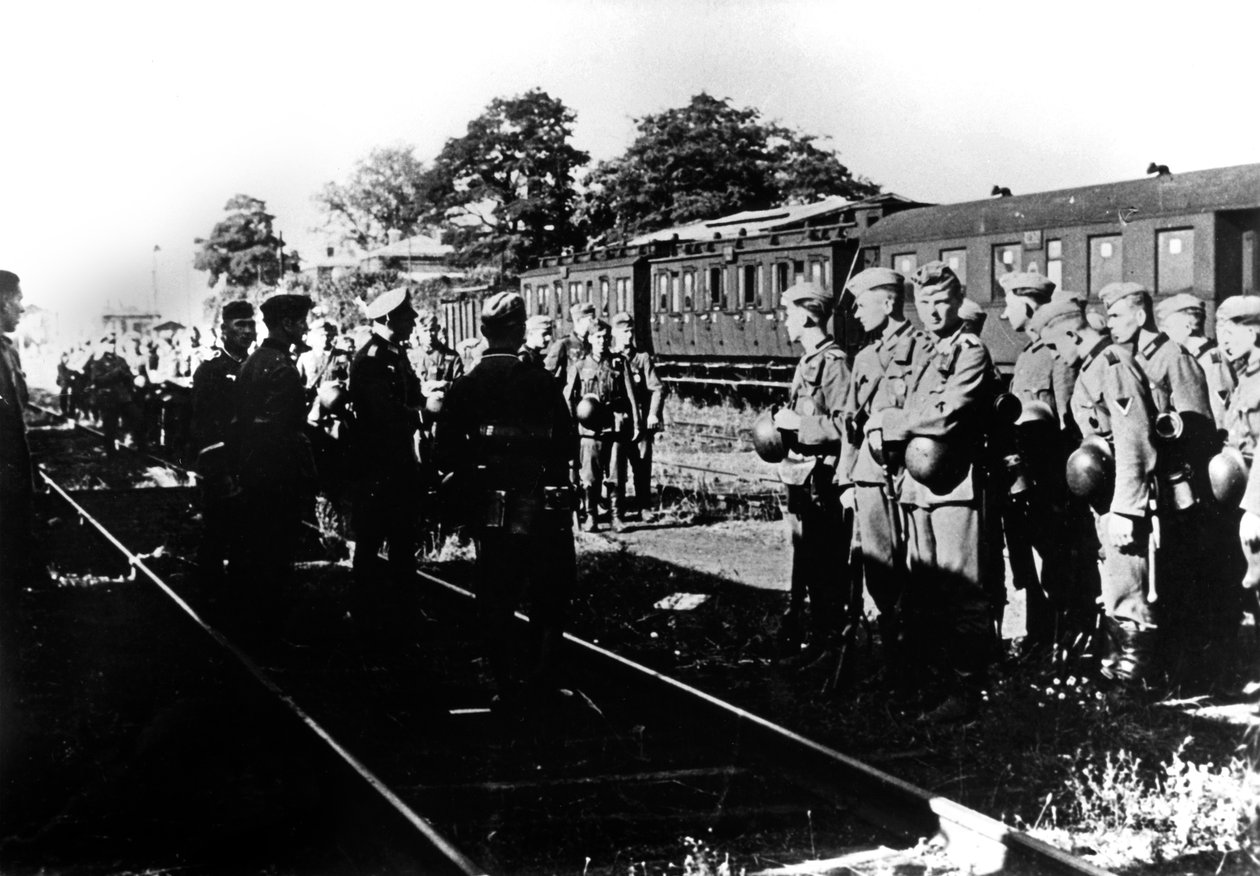 Német katonák, akik szállításra várnak egy pályaudvaron Párizs külvárosában, 1940. augusztus alkotó: Unbekannt