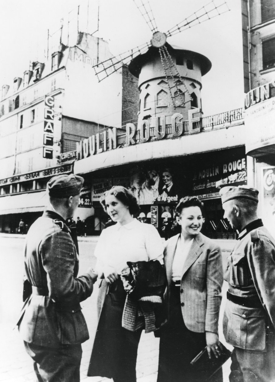 Német katonák francia nőkkel csevegnek a Moulin Rouge előtt, elfoglalták Párizst, 1940. június alkotó: Unbekannt