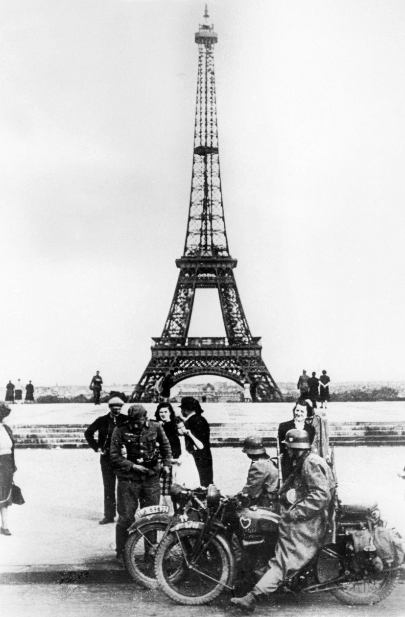 Német katonák az Eiffel-torony előtt, Párizs, 1940 alkotó: Unbekannt