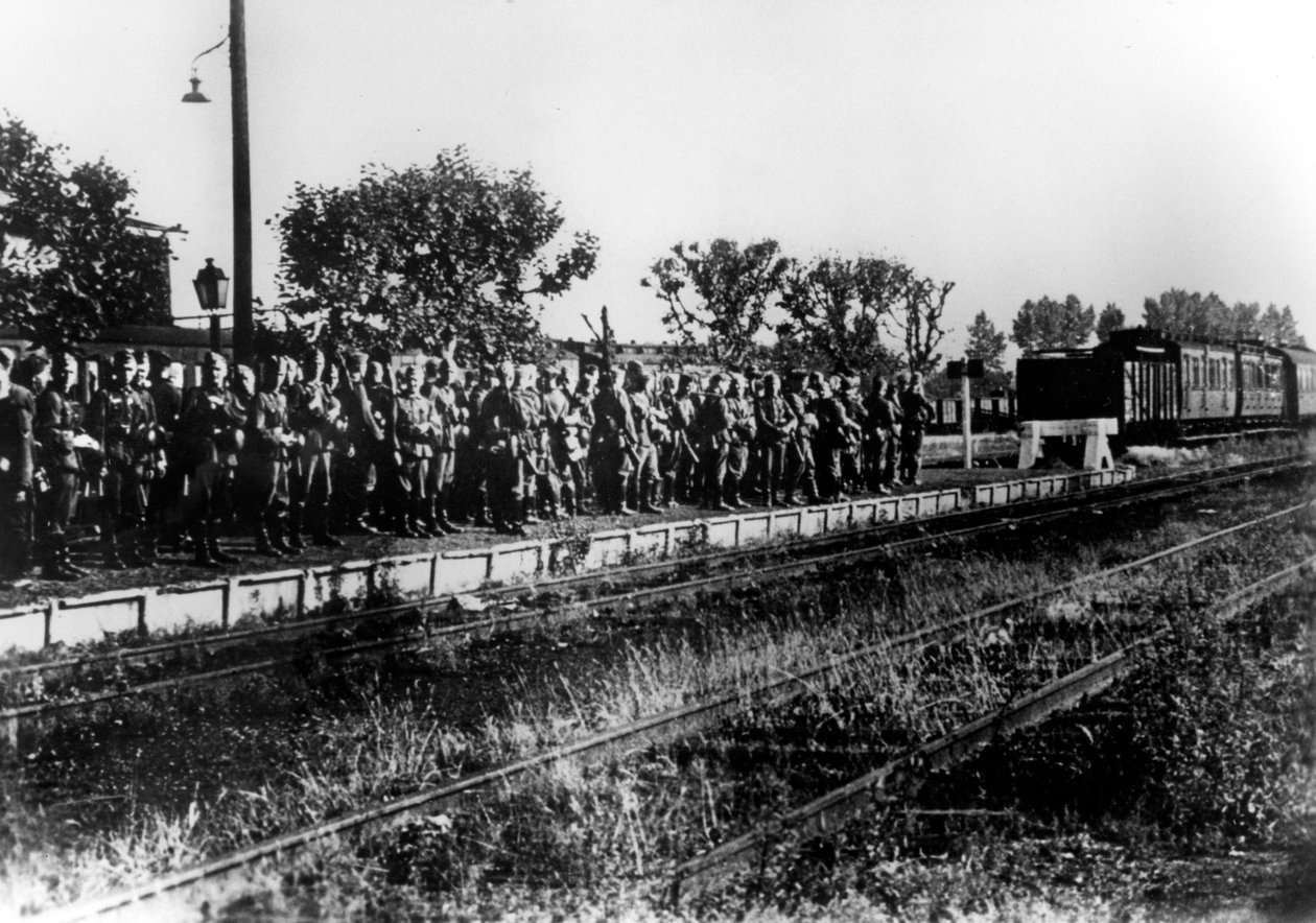 Német katonák egy vasúti peronon szállításra várva, Franciaország, 1940. augusztus alkotó: Unbekannt