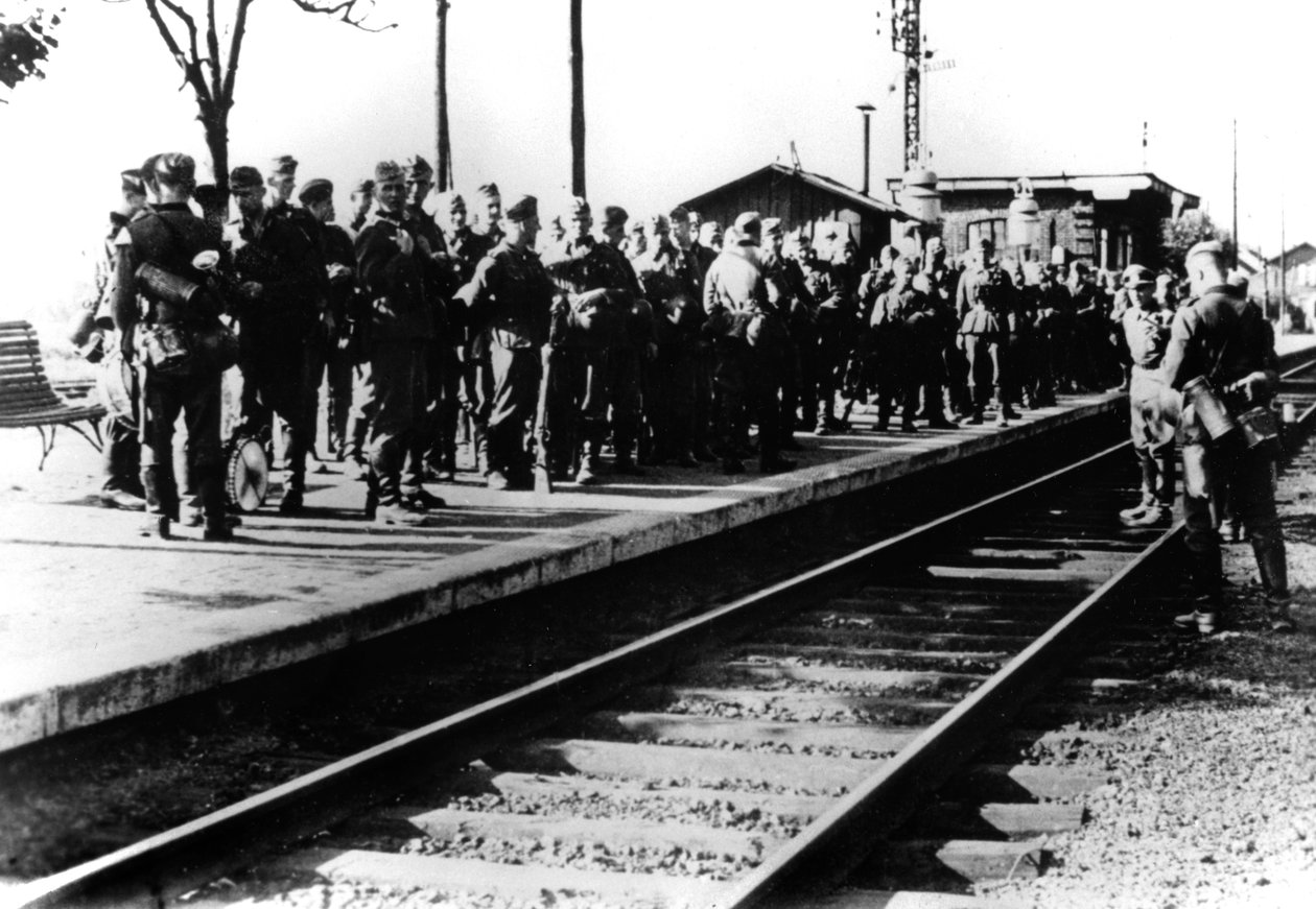 Német katonák egy vasúti peronon, szállításra várva, Párizs, 1940. augusztus alkotó: Unbekannt