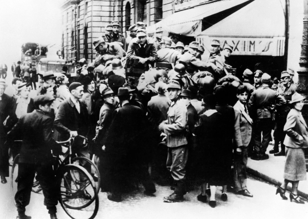 Német katonák a Maxims étterem előtt, Párizs, 1940. július alkotó: Unbekannt