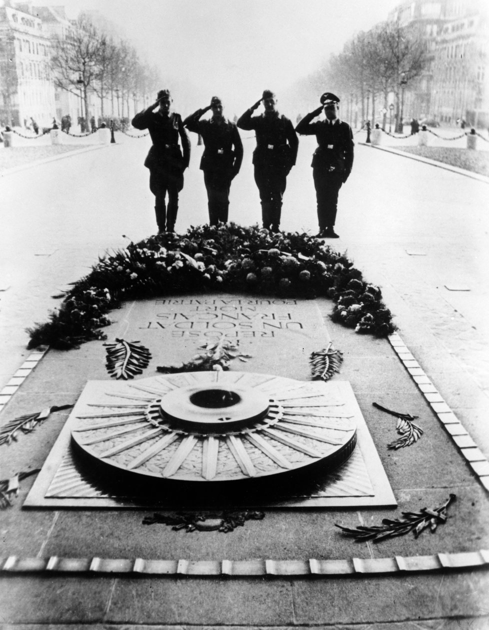 Német katonák tisztelegnek az Ismeretlen Katona sírja előtt, Párizs, 1940. december alkotó: Unbekannt