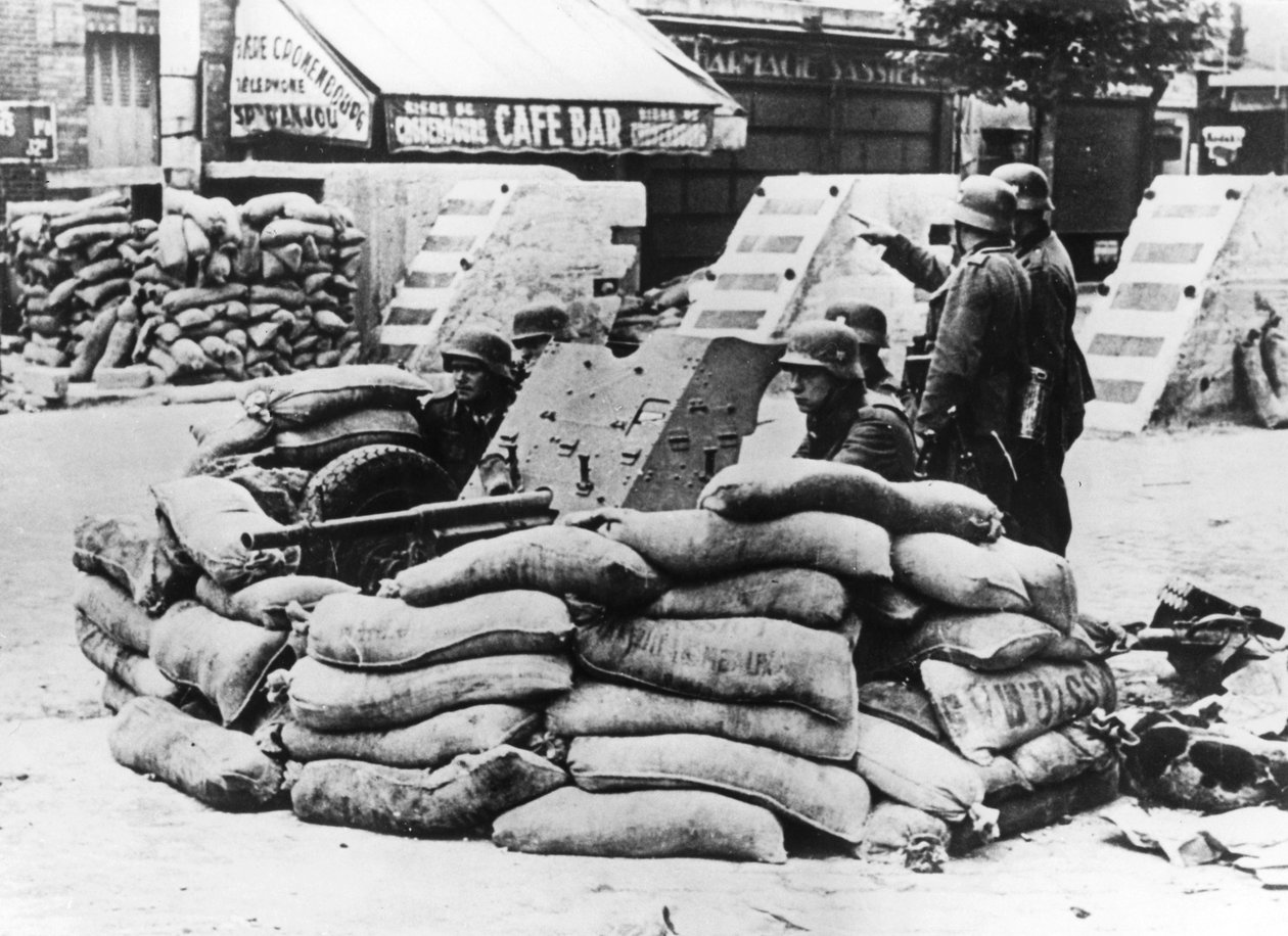 Német katonák elfogott francia barikáddal, Párizs közelében, 1940. június alkotó: Unbekannt