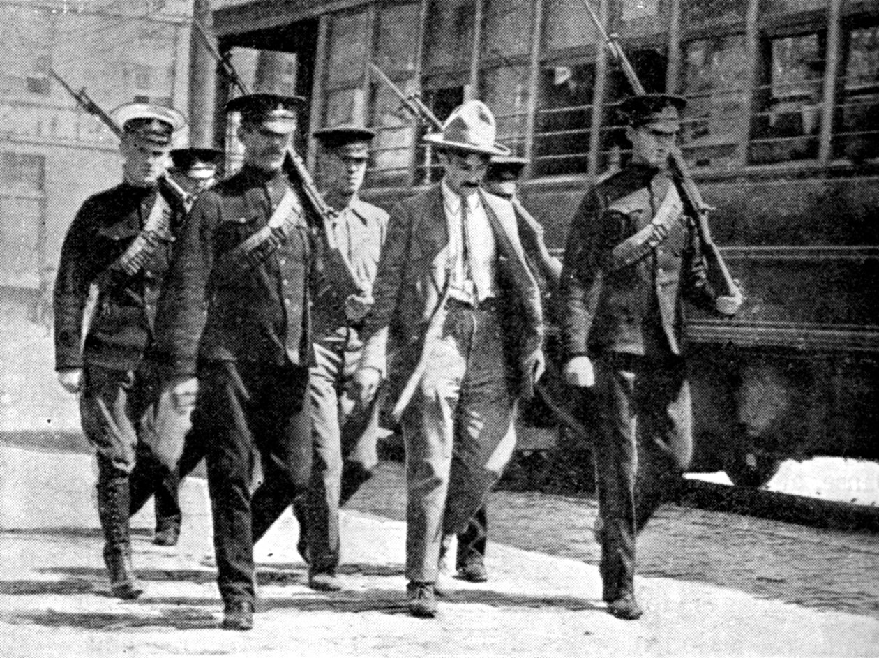 Német kém, akit a kanadai hatóságok katonai börtönbe kísértek, első világháború, 1914 alkotó: Unbekannt