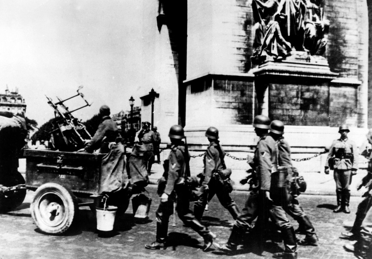 Német csapatok menetelnek a Diadalív mellett, Párizs, 1940. június alkotó: Unbekannt