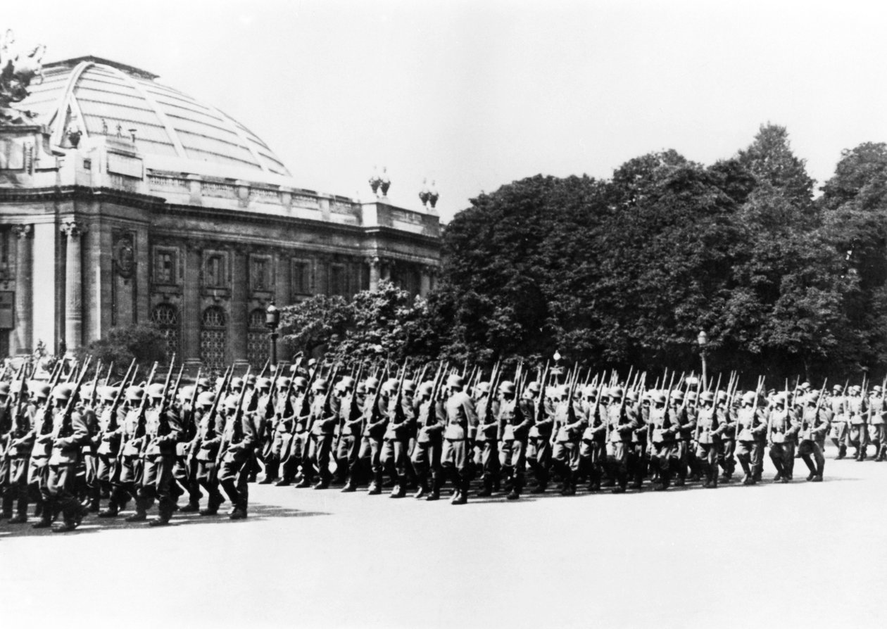 Német csapatok felvonulás a párizsi német parancsnok előtt, 1941. július 8 alkotó: Unbekannt