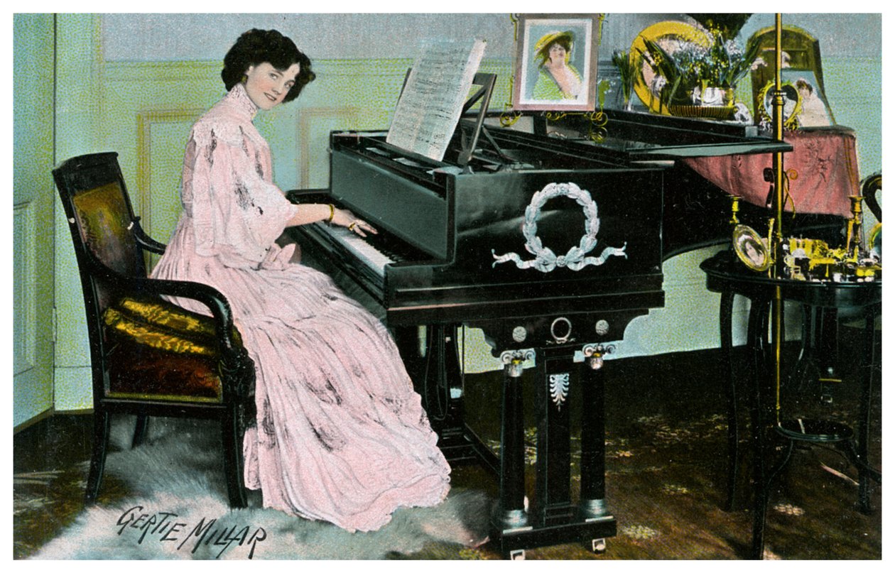 Gertie Millar brit színésznő és énekes, zongorázik, 1890-1909 alkotó: Unbekannt