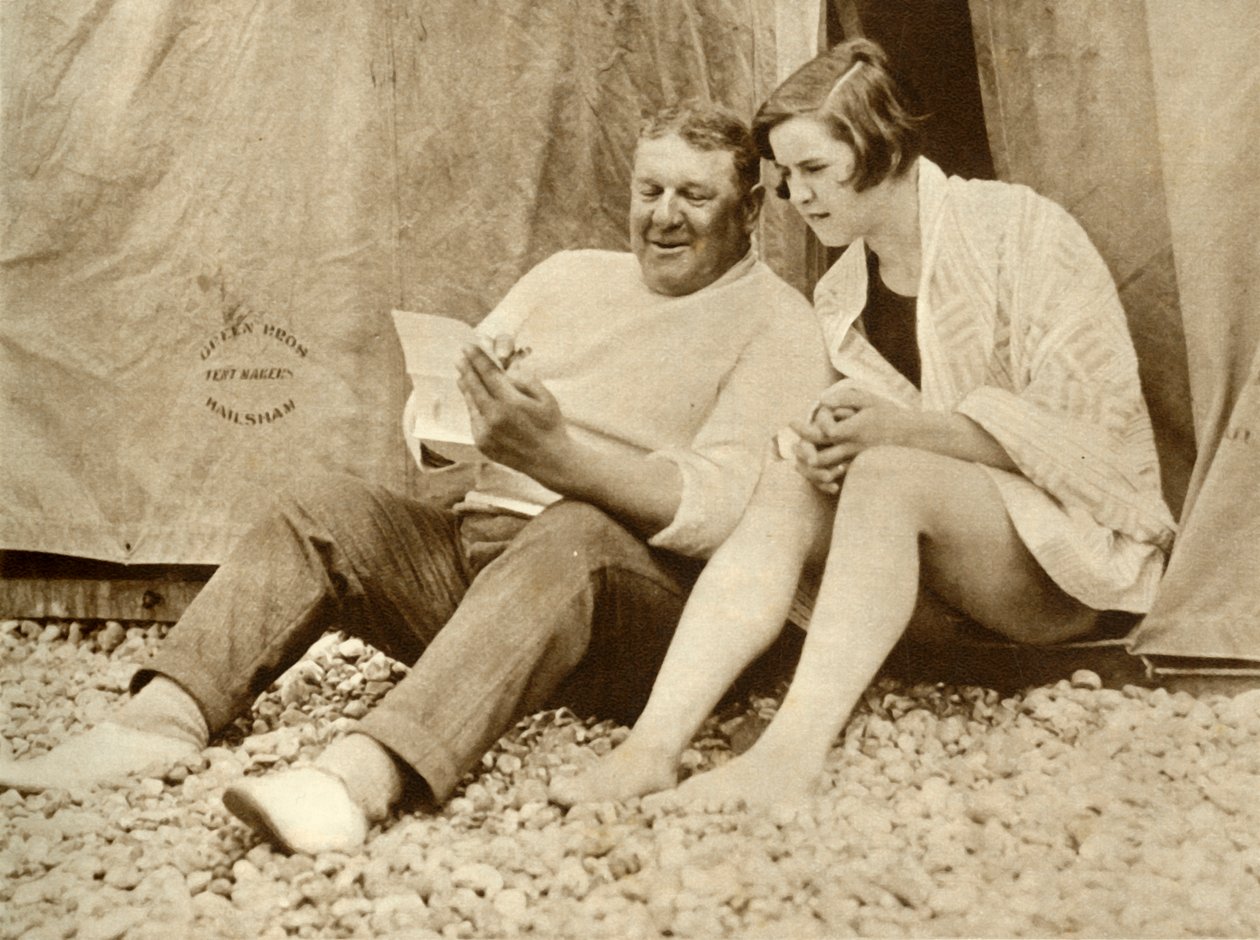 Gertrude Ederle tanácsot kapott edzőjétől, Jabez Wolfftól, 1926, 1935. alkotó: Unbekannt