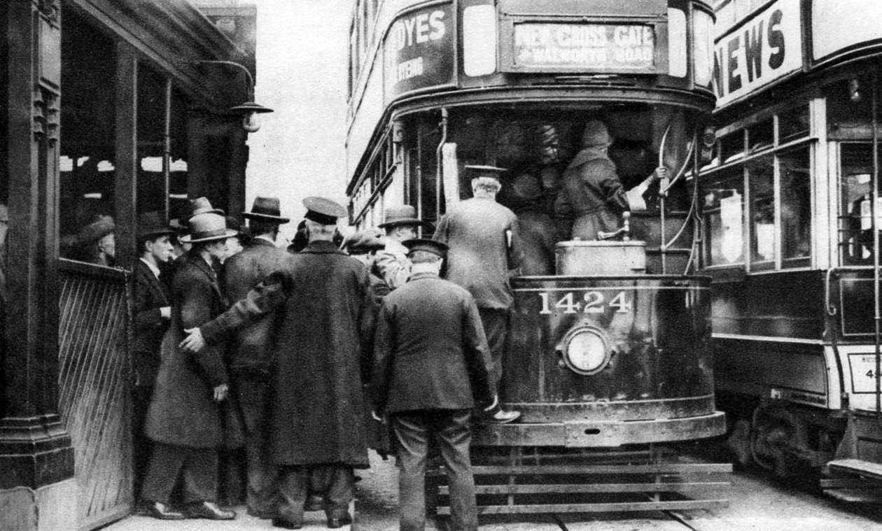 Felszállás egy villamosra a londoni Blackfriarsben, 1926-1927 alkotó: Unbekannt