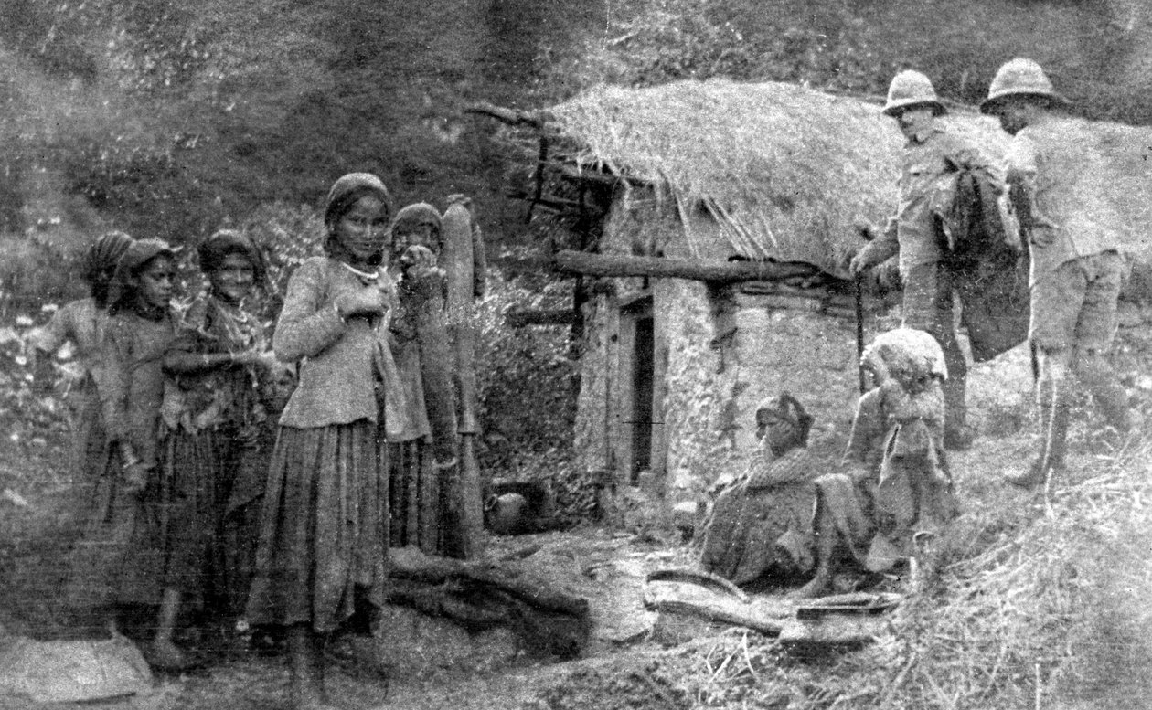 Lányok és brit katonák, Chakrata dombok, India, 1917 alkotó: Unbekannt