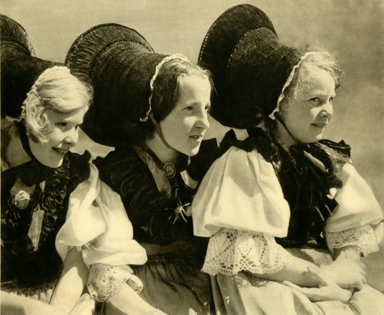 Lányok népviseletben, Vorarlberg, Ausztria, 1935. alkotó: Unbekannt