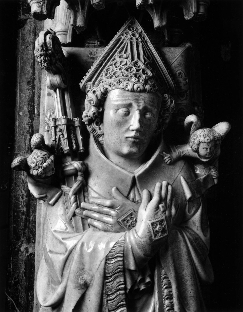Gótikus művészet: Eveque Hugues de Chatillon (meghalt 1352-ben), Rieux mesterének tulajdonított márványszobor (1330-1350 körül tevékenykedett), a fej és a keze részlete. Cathedrale Notre Dame, Saint Bertrand de Comminges (Haute Garonne). alkotó: Unbekannt