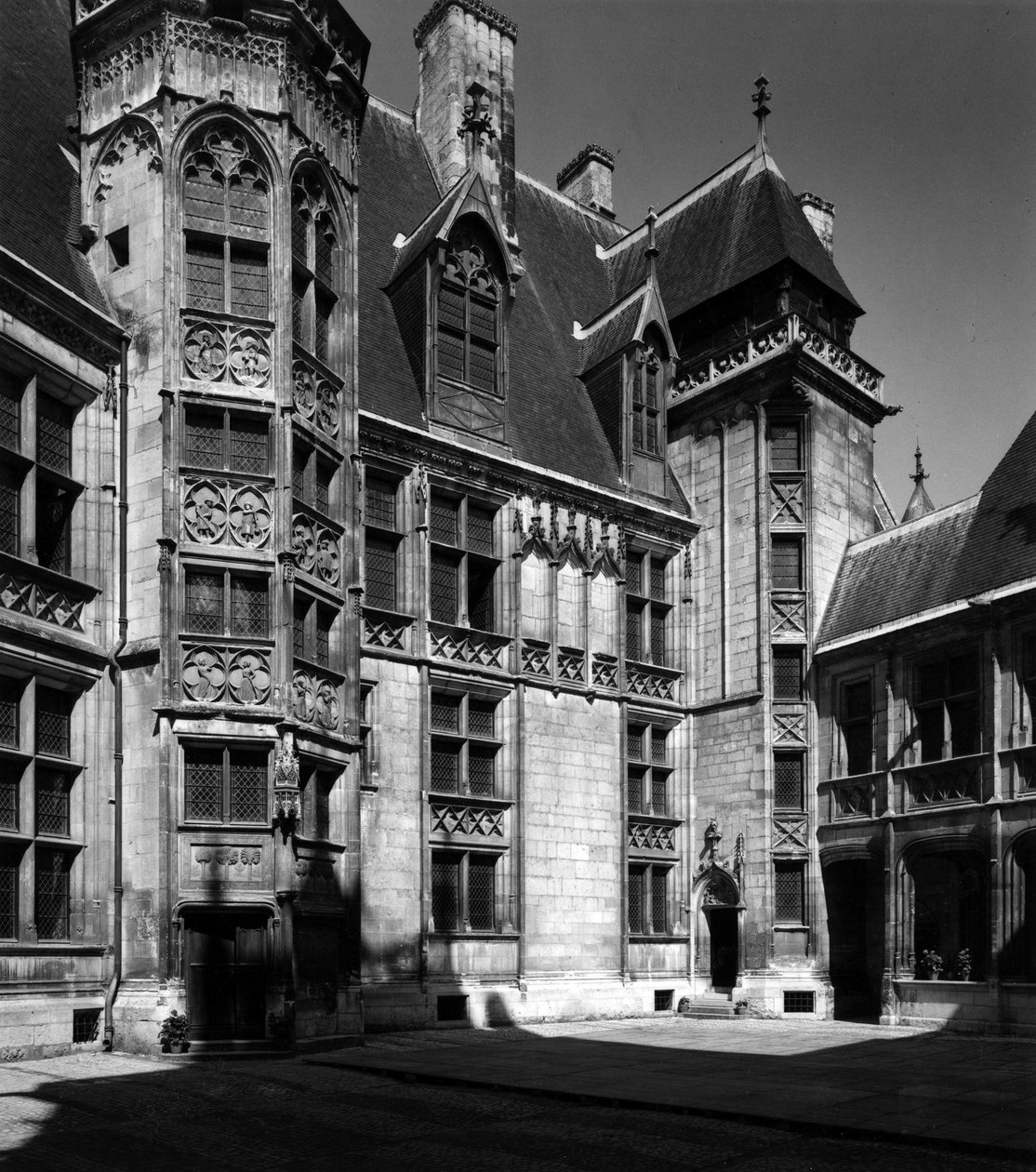 Gótikus építészet: Jacques Coeur (1395-1456) bourges-i kereskedő palotája belső udvarának homlokzata. alkotó: Unbekannt