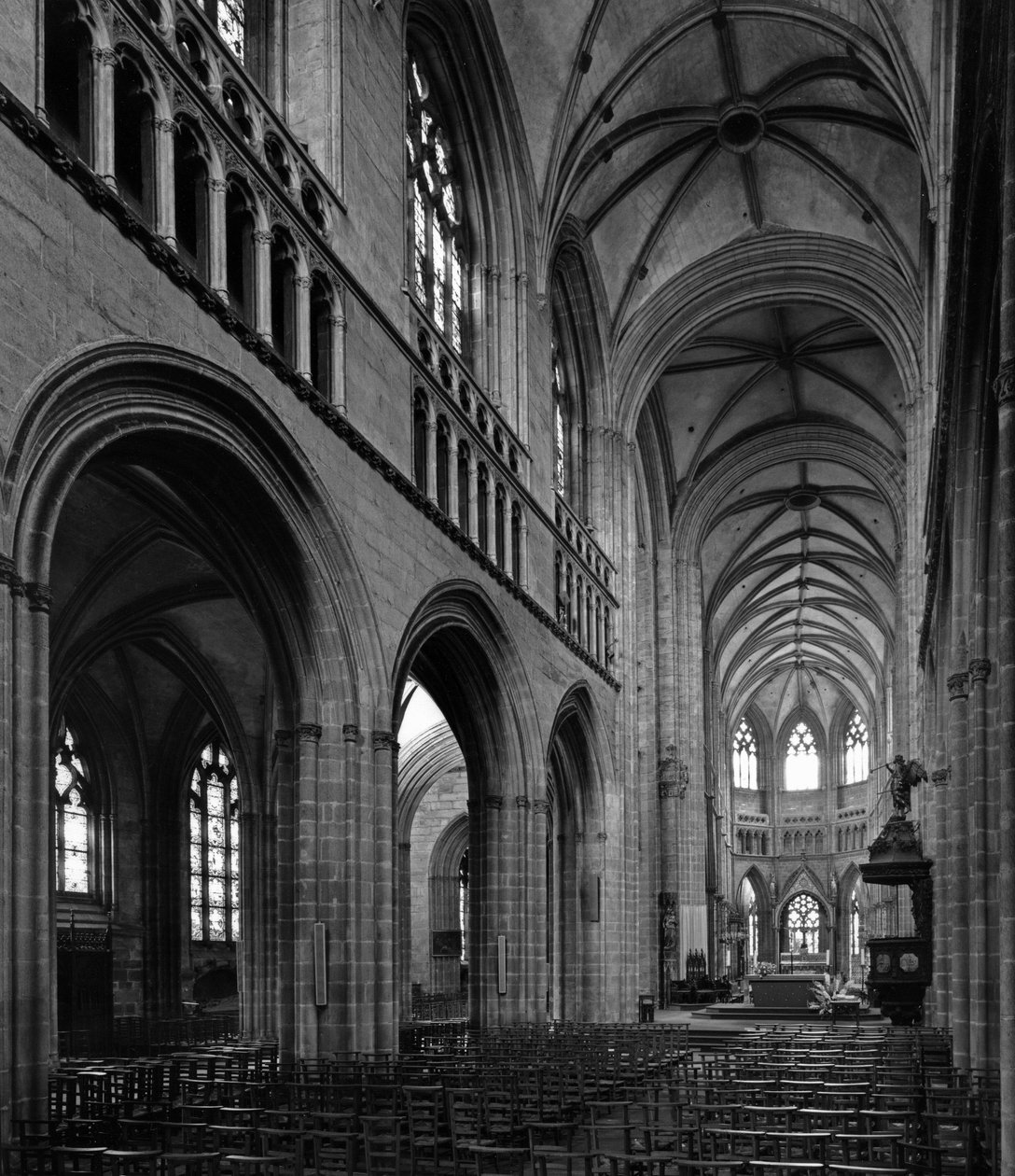 Gótikus művészet: kilátás a főhajó magaslatáról. 13-14. századi Cathedrale Saint Corentin (Saint Corentin), Quimper (Finistere) alkotó: Unbekannt